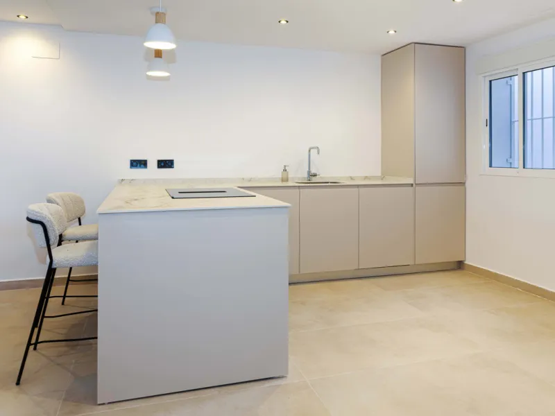 Welcome to your newly renovated home in the prestigious Aloha Royal community, located in the heart of Marbella's Golf Valley. This stunning 2-bedroom apartment has been completely refurbished with a contemporary design and high-quality finishes, offering