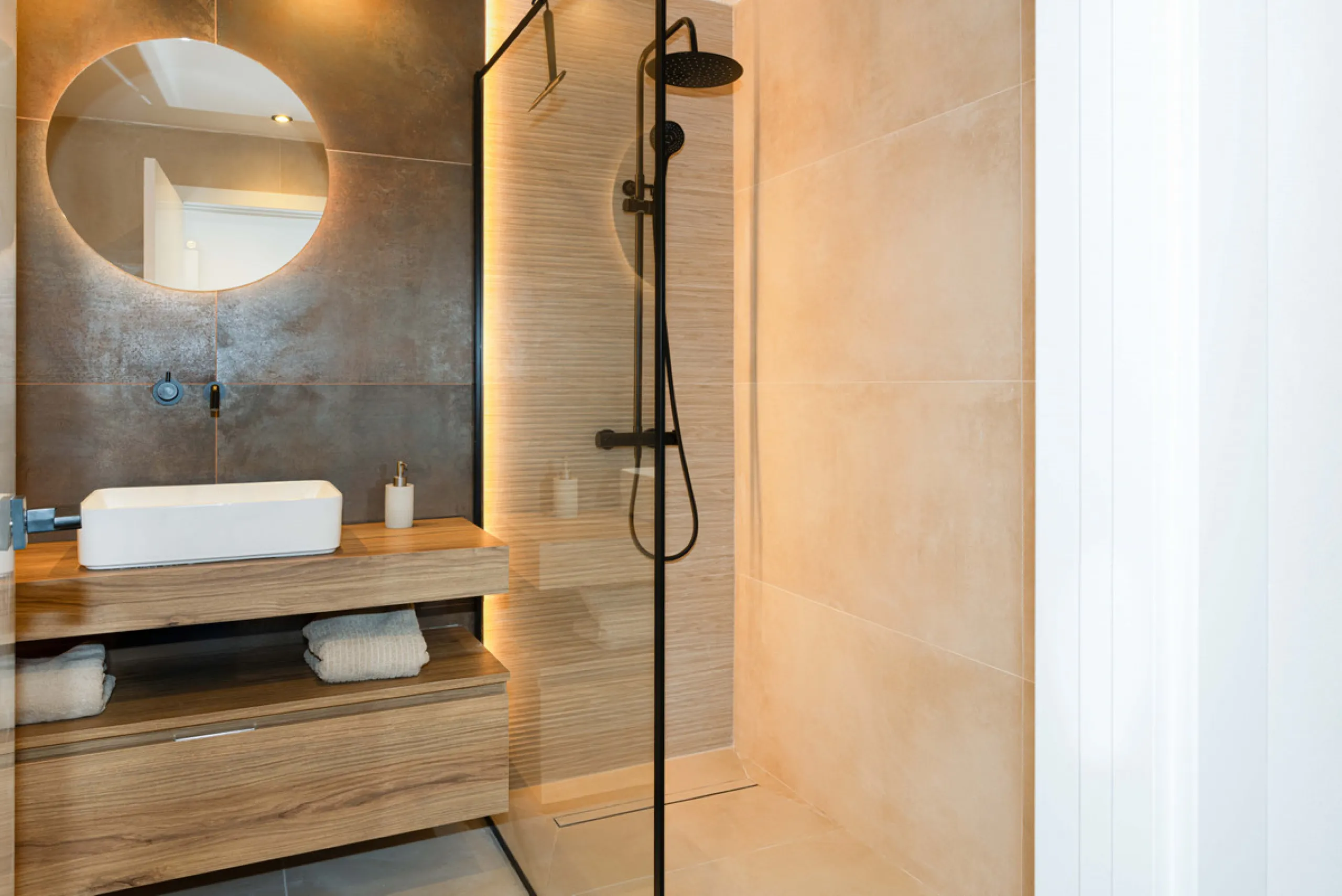 Welcome to your newly renovated home in the prestigious Aloha Royal community, located in the heart of Marbella's Golf Valley. This stunning 2-bedroom apartment has been completely refurbished with a contemporary design and high-quality finishes, offering