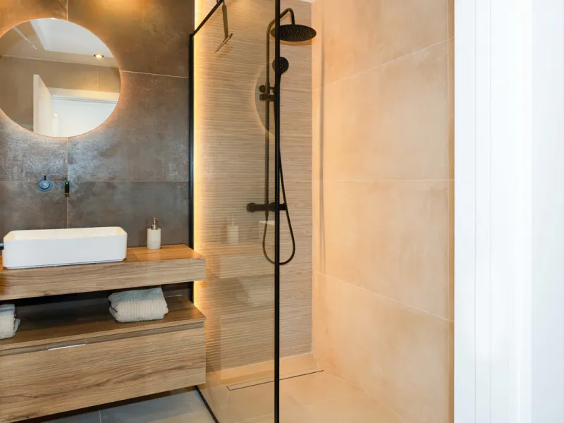 Welcome to your newly renovated home in the prestigious Aloha Royal community, located in the heart of Marbella's Golf Valley. This stunning 2-bedroom apartment has been completely refurbished with a contemporary design and high-quality finishes, offering
