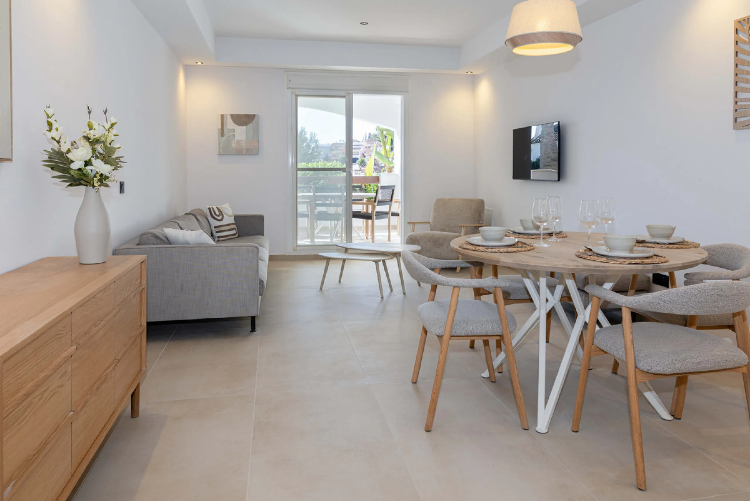 Welcome to your newly renovated home in the prestigious Aloha Royal community, located in the heart of Marbella's Golf Valley. This stunning 2-bedroom apartment has been completely refurbished with a contemporary design and high-quality finishes, offering
