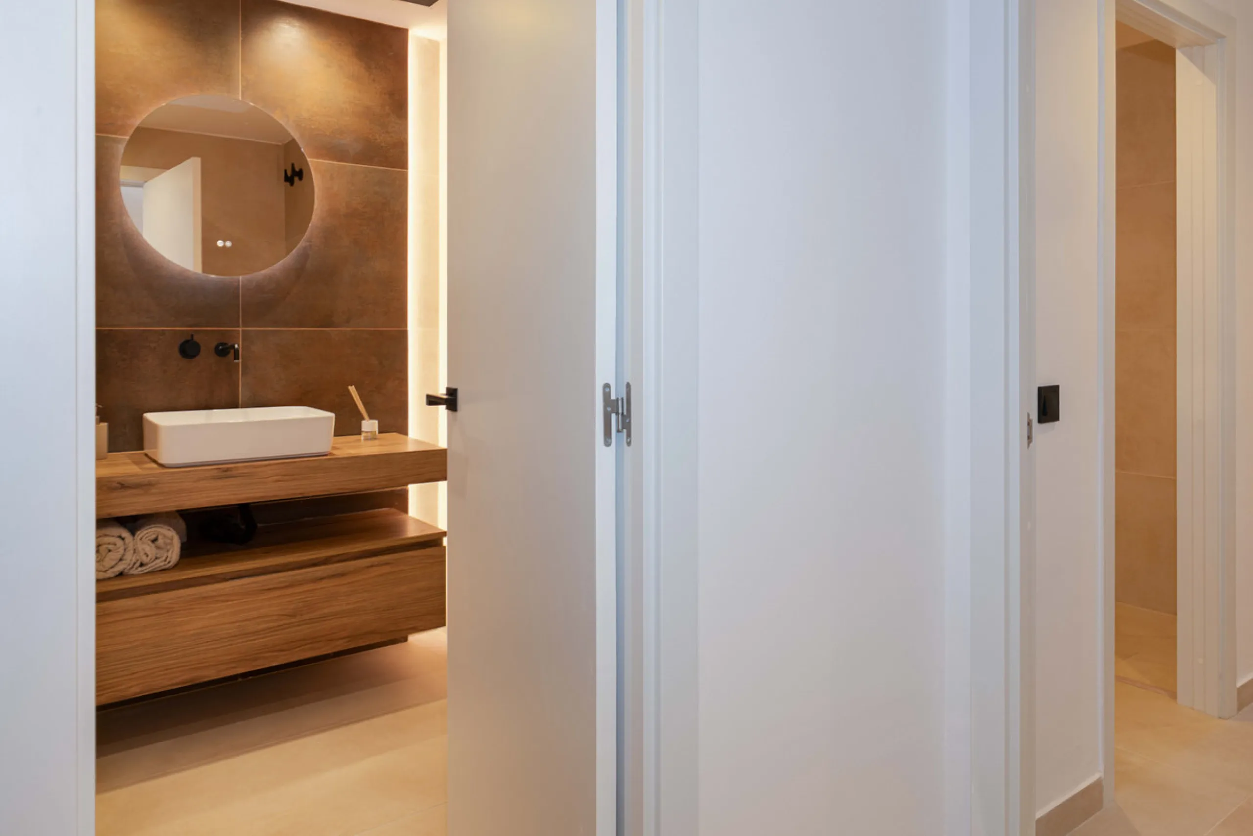 Welcome to your newly renovated home in the prestigious Aloha Royal community, located in the heart of Marbella's Golf Valley. This stunning 2-bedroom apartment has been completely refurbished with a contemporary design and high-quality finishes, offering