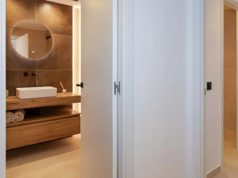 Welcome to your newly renovated home in the prestigious Aloha Royal community, located in the heart of Marbella's Golf Valley. This stunning 2-bedroom apartment has been completely refurbished with a contemporary design and high-quality finishes, offering