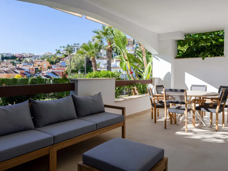 Welcome to your newly renovated home in the prestigious Aloha Royal community, located in the heart of Marbella's Golf Valley. This stunning 2-bedroom apartment has been completely refurbished with a contemporary design and high-quality finishes, offering