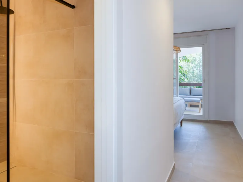 Welcome to your newly renovated home in the prestigious Aloha Royal community, located in the heart of Marbella's Golf Valley. This stunning 2-bedroom apartment has been completely refurbished with a contemporary design and high-quality finishes, offering