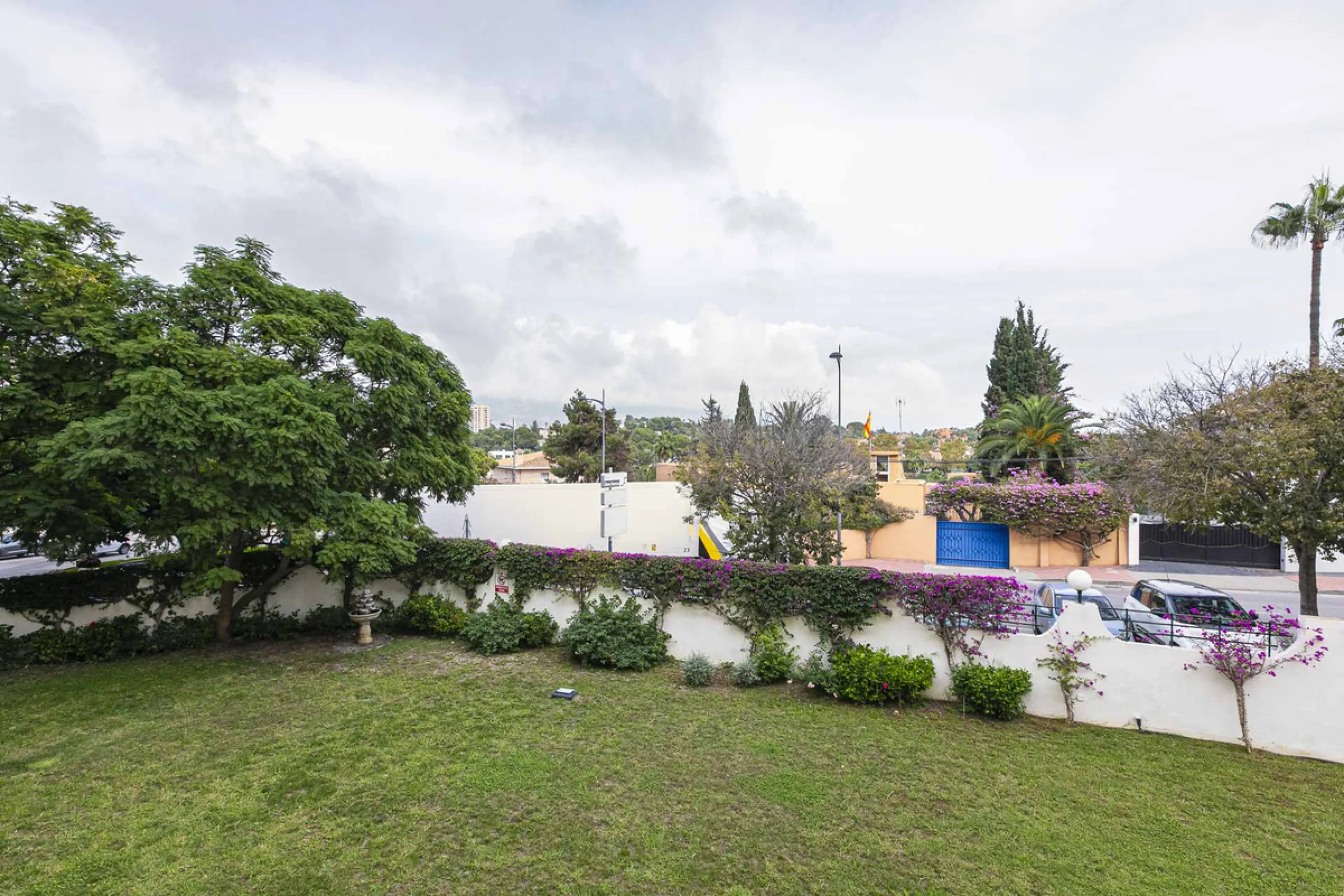Эти прекрасно сохранившиеся апартаменты с 2 спальнями и 2 ванными комнатами расположены в самом сердце Нуэва Андалусии, одном из самых престижных и востребованных жилых районов Марбельи. Это идеальное решение как для постоянного проживания, так и в качест