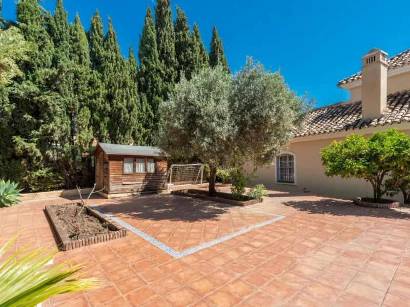 VILLA IN CENTRE OF MARBELLA - 8 BEDROOMS