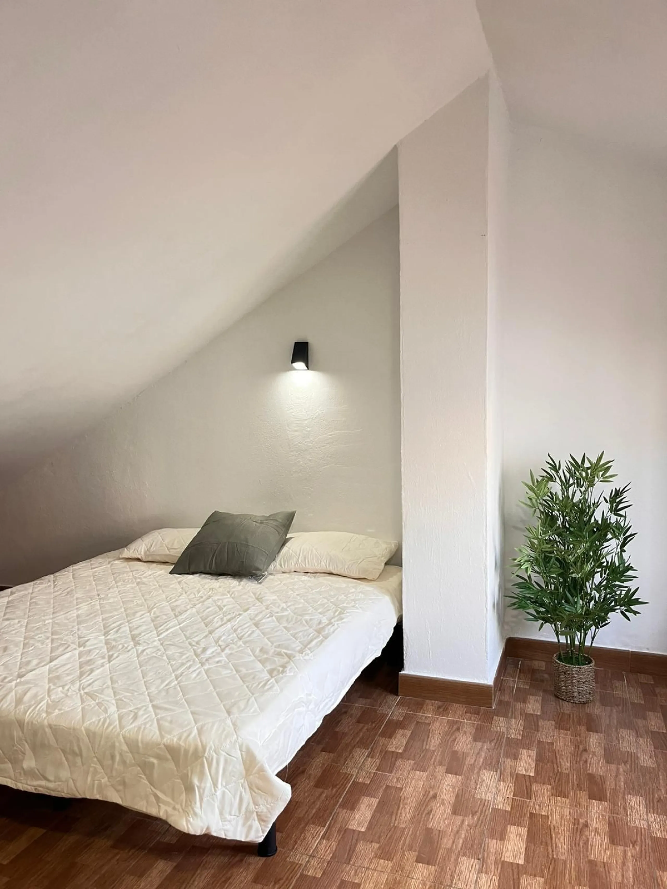 Duplex Penthouse with Terrace, 2 Parking Spaces, and Storage Room in the Suárez Area – Málaga