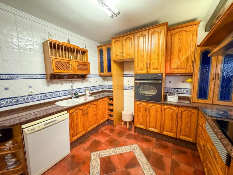 Estupendo adosado en zona muy tranquila, en una pequeña comunidad de 14 viviendas. Zona residencial junto al mar y un gran campo de golf. Debido a su proximidad con la autovía se encuentra pocos minutos de malaga capital, aeropuerto y diversos puntos de m