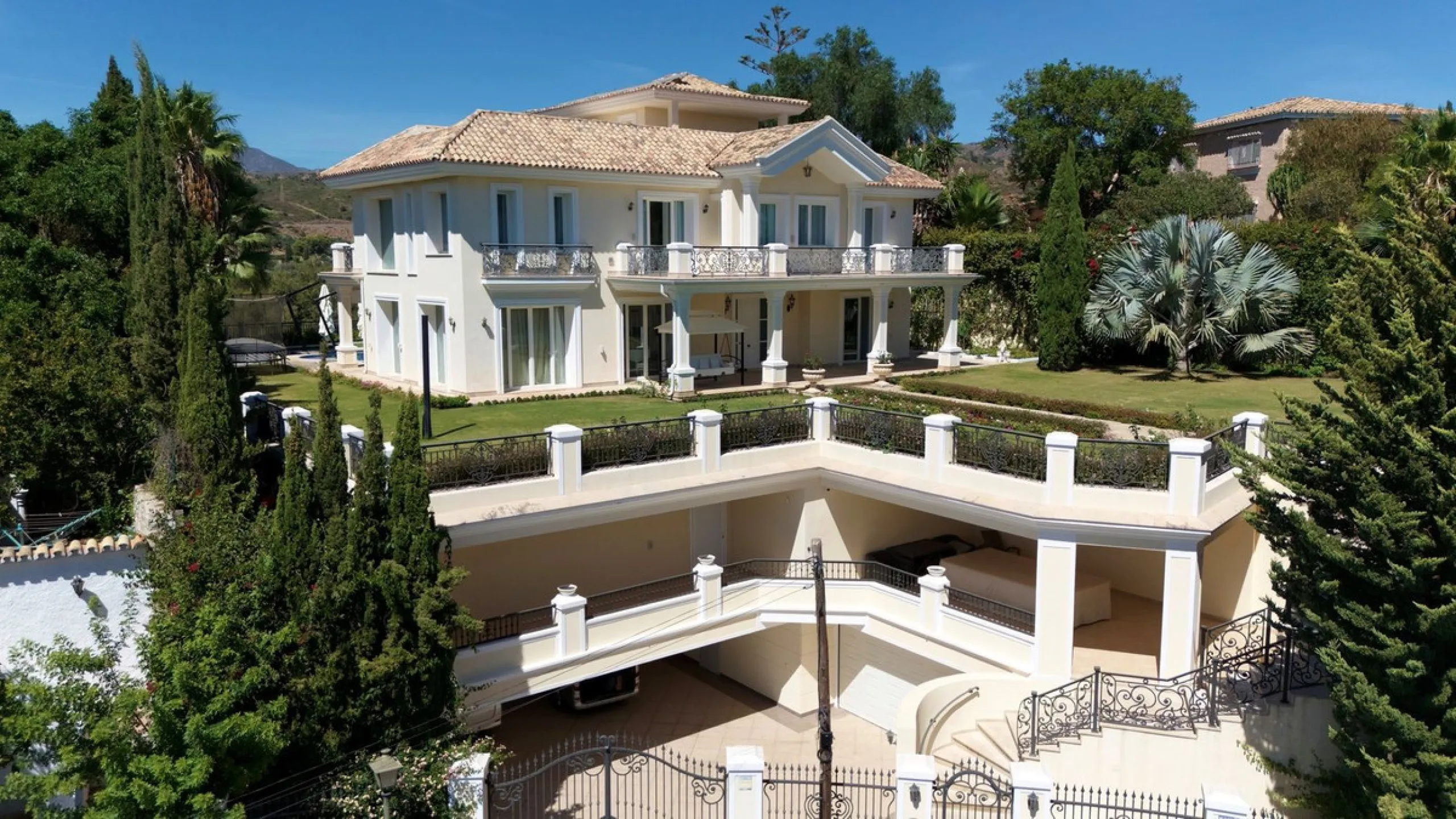 Set in the exclusive residential area of El Rosario, this stunning villa offers a perfect blend of elegance, comfort, and breathtaking views. With a spacious layout and refined design, the home provides the ideal setting for a luxurious Mediterranean life