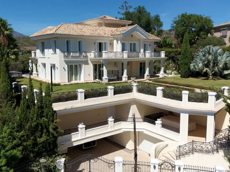 Set in the exclusive residential area of El Rosario, this stunning villa offers a perfect blend of elegance, comfort, and breathtaking views. With a spacious layout and refined design, the home provides the ideal setting for a luxurious Mediterranean life