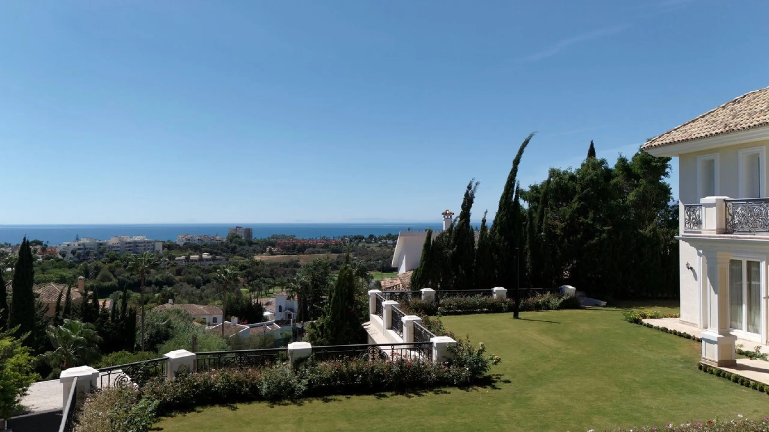 Set in the exclusive residential area of El Rosario, this stunning villa offers a perfect blend of elegance, comfort, and breathtaking views. With a spacious layout and refined design, the home provides the ideal setting for a luxurious Mediterranean life
