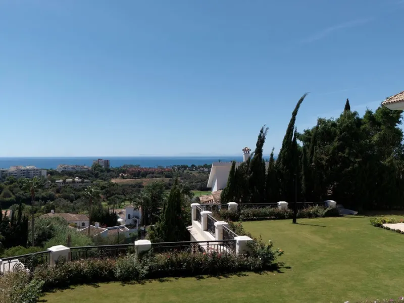 Set in the exclusive residential area of El Rosario, this stunning villa offers a perfect blend of elegance, comfort, and breathtaking views. With a spacious layout and refined design, the home provides the ideal setting for a luxurious Mediterranean life