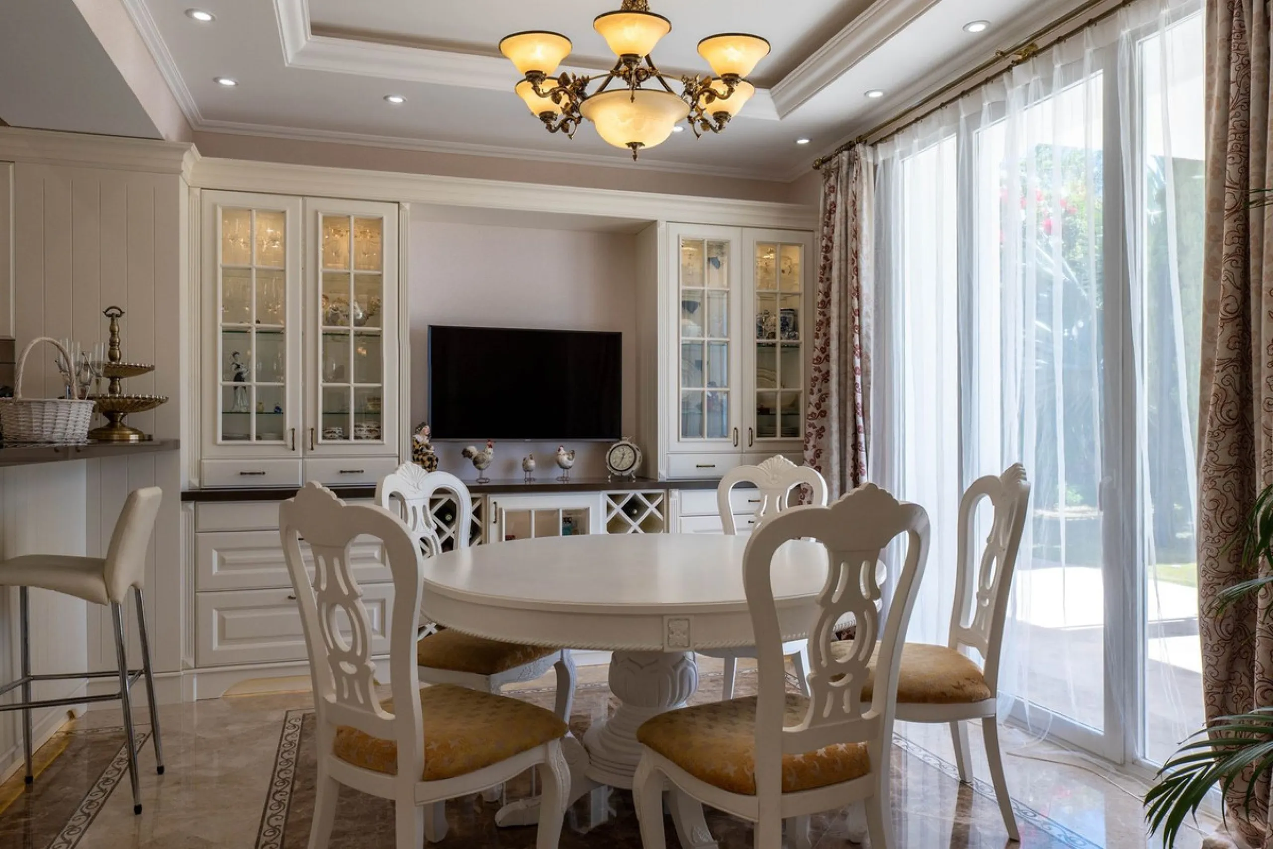 Set in the exclusive residential area of El Rosario, this stunning villa offers a perfect blend of elegance, comfort, and breathtaking views. With a spacious layout and refined design, the home provides the ideal setting for a luxurious Mediterranean life