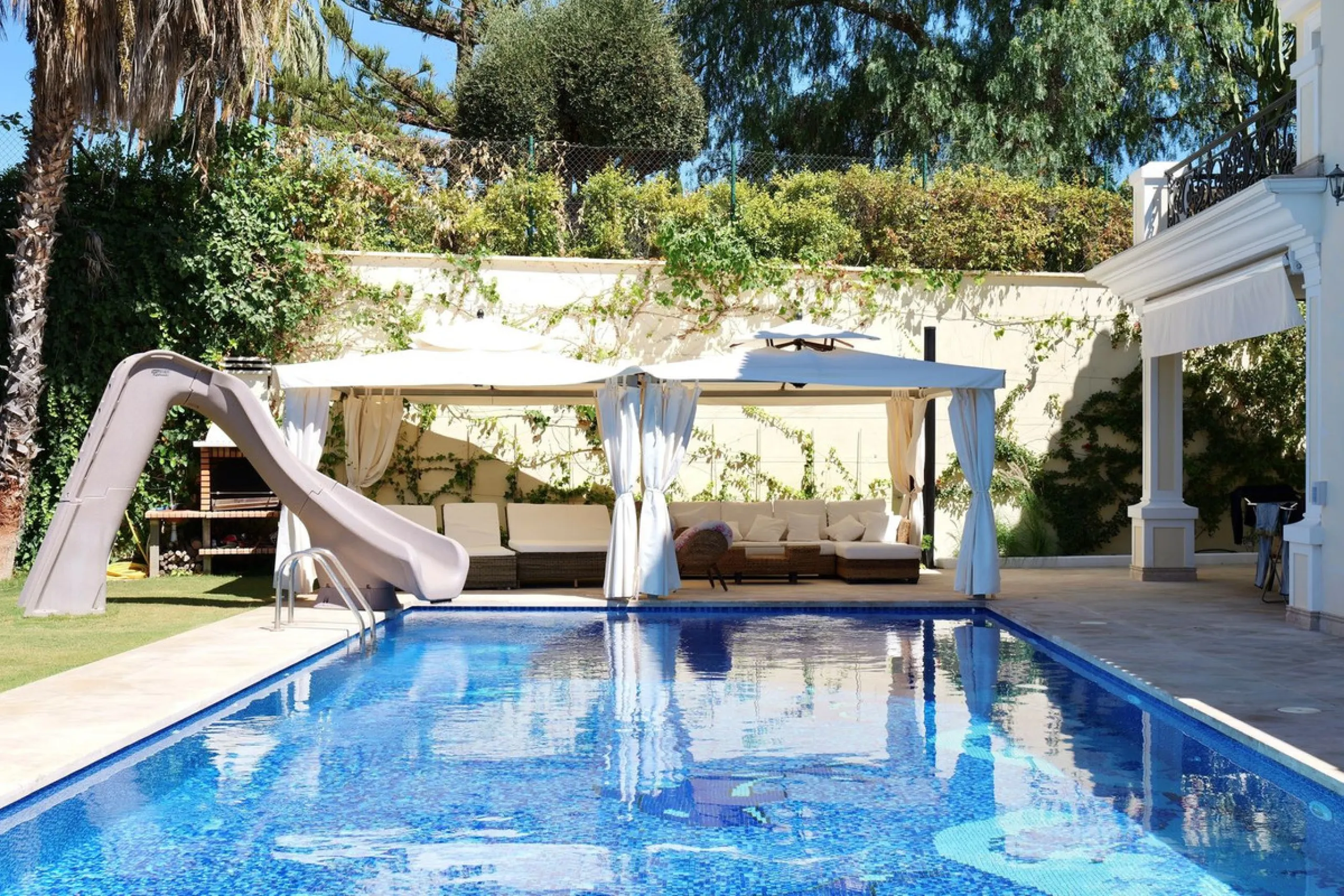 Set in the exclusive residential area of El Rosario, this stunning villa offers a perfect blend of elegance, comfort, and breathtaking views. With a spacious layout and refined design, the home provides the ideal setting for a luxurious Mediterranean life