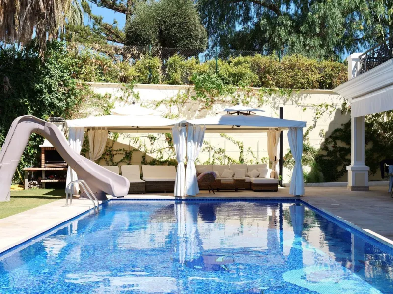 Set in the exclusive residential area of El Rosario, this stunning villa offers a perfect blend of elegance, comfort, and breathtaking views. With a spacious layout and refined design, the home provides the ideal setting for a luxurious Mediterranean life
