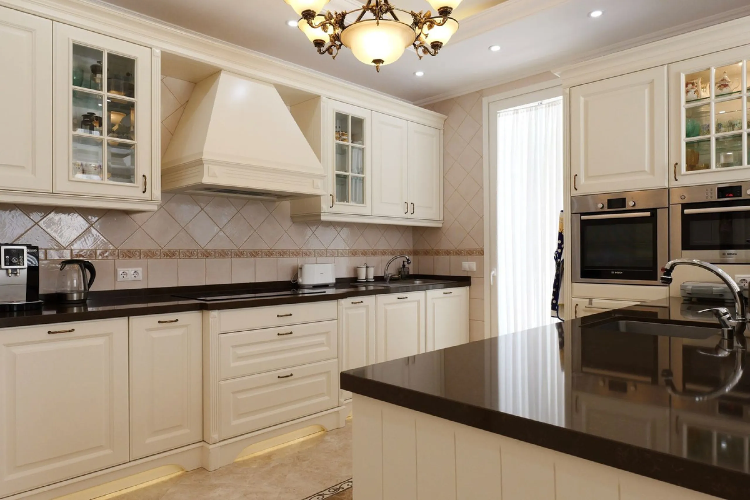 Set in the exclusive residential area of El Rosario, this stunning villa offers a perfect blend of elegance, comfort, and breathtaking views. With a spacious layout and refined design, the home provides the ideal setting for a luxurious Mediterranean life