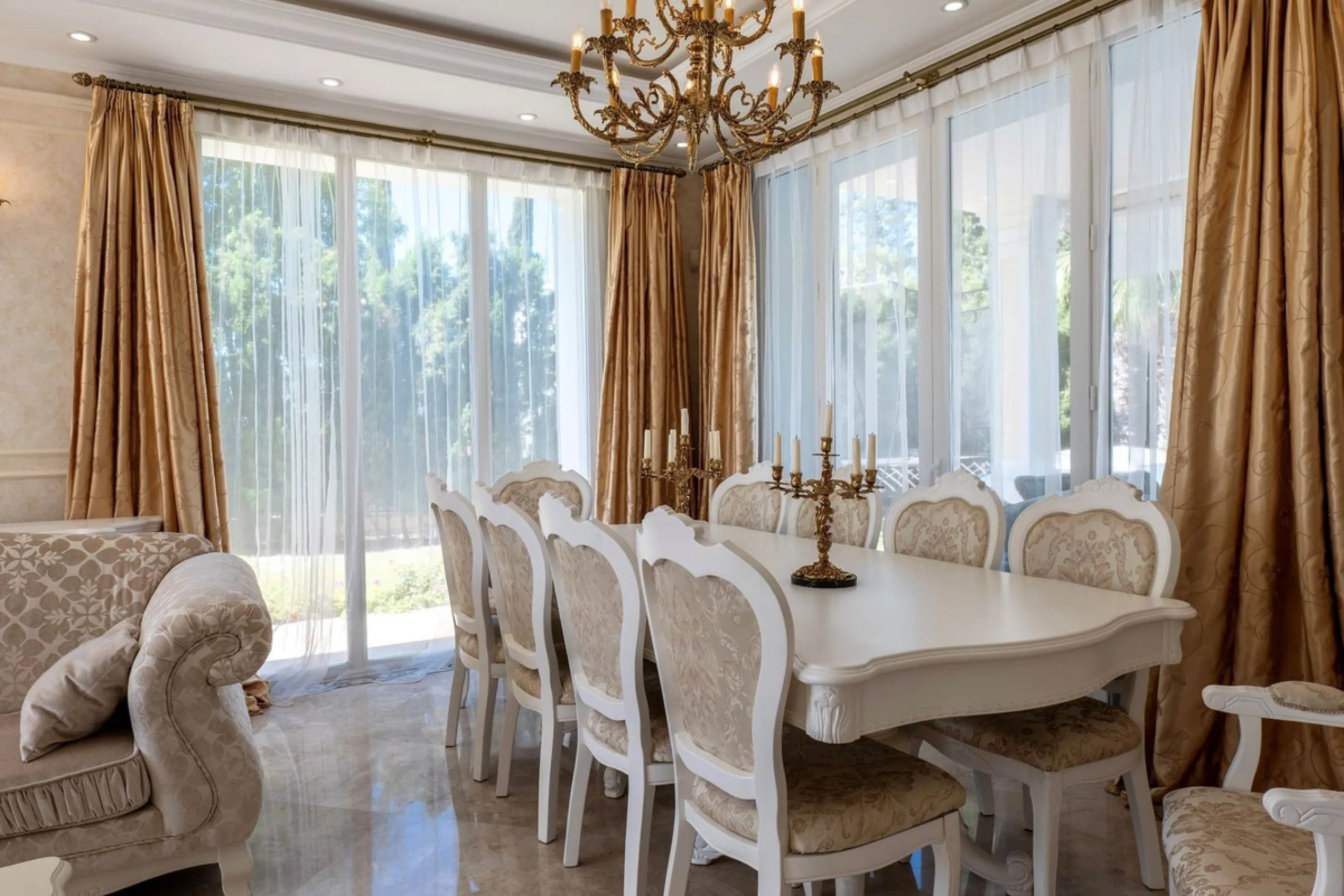 Set in the exclusive residential area of El Rosario, this stunning villa offers a perfect blend of elegance, comfort, and breathtaking views. With a spacious layout and refined design, the home provides the ideal setting for a luxurious Mediterranean life