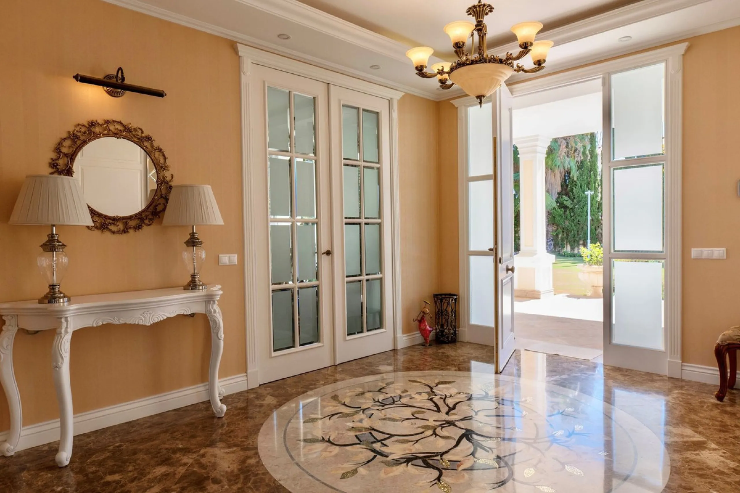Set in the exclusive residential area of El Rosario, this stunning villa offers a perfect blend of elegance, comfort, and breathtaking views. With a spacious layout and refined design, the home provides the ideal setting for a luxurious Mediterranean life