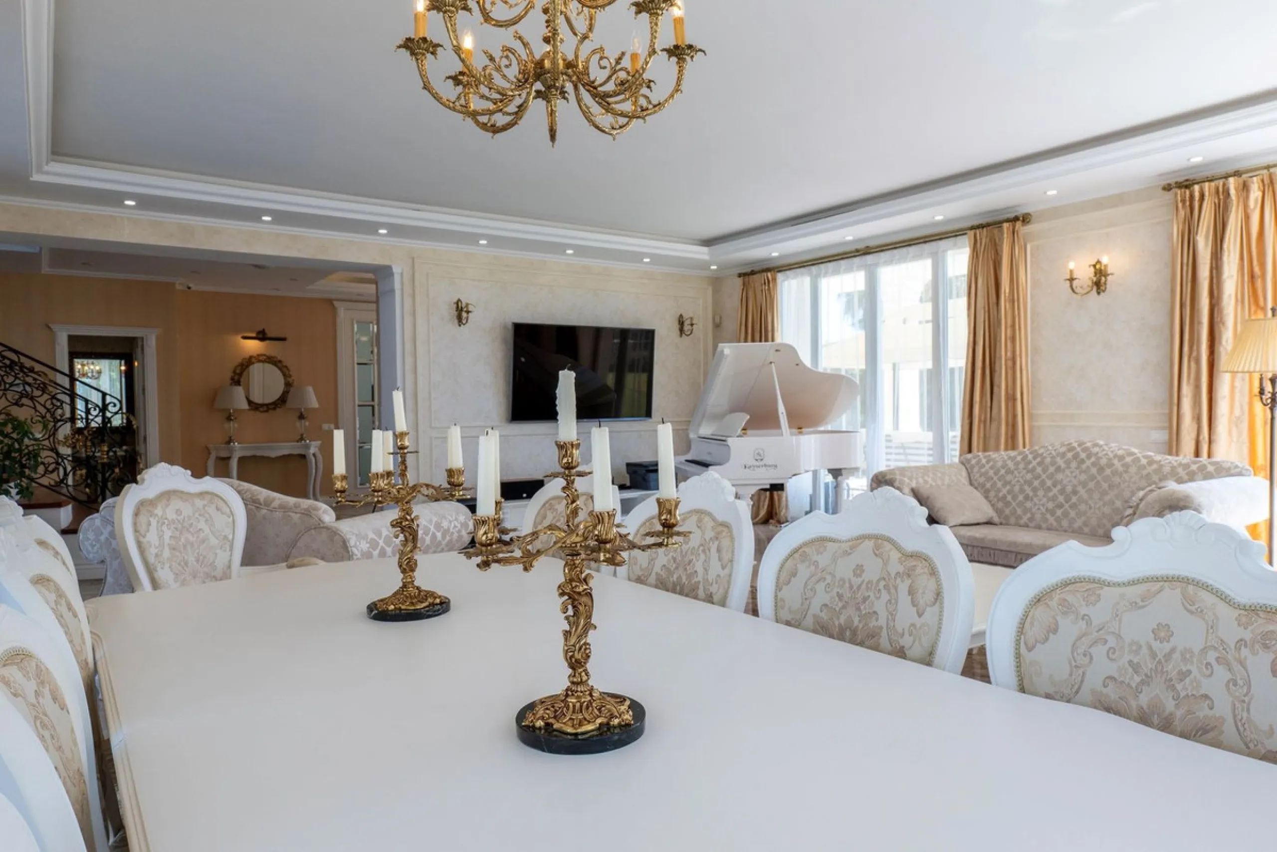 Set in the exclusive residential area of El Rosario, this stunning villa offers a perfect blend of elegance, comfort, and breathtaking views. With a spacious layout and refined design, the home provides the ideal setting for a luxurious Mediterranean life