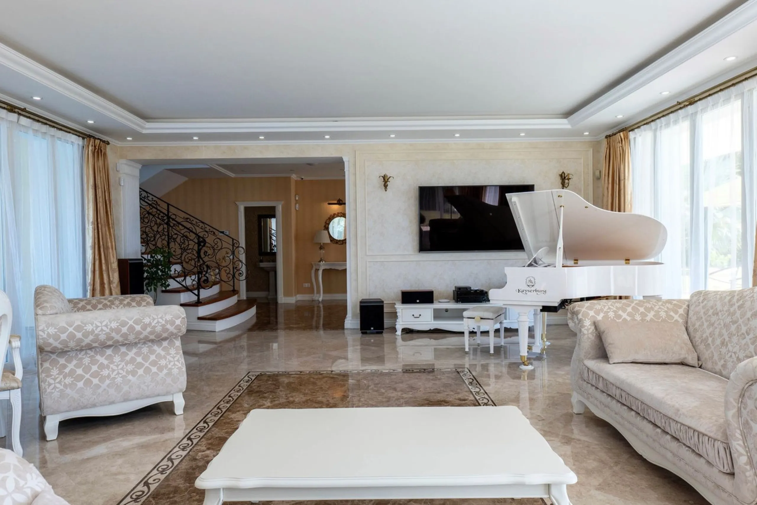 Set in the exclusive residential area of El Rosario, this stunning villa offers a perfect blend of elegance, comfort, and breathtaking views. With a spacious layout and refined design, the home provides the ideal setting for a luxurious Mediterranean life