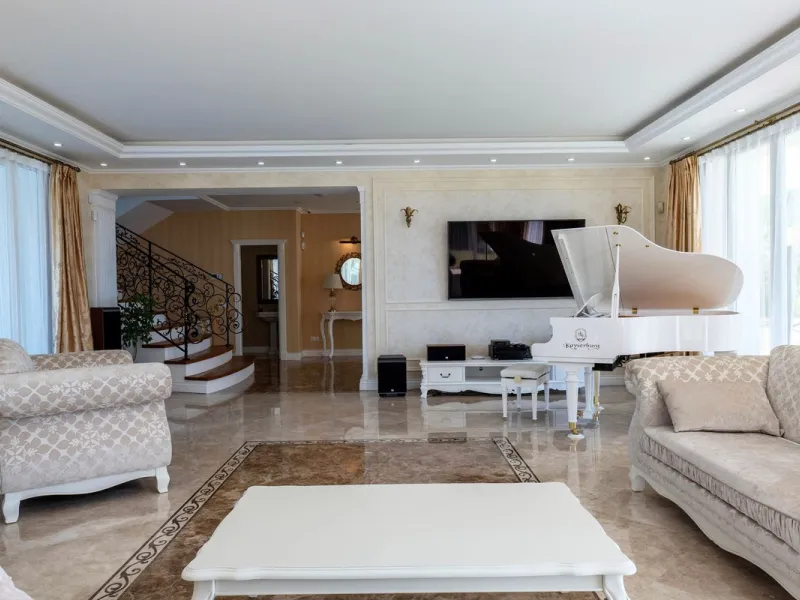Set in the exclusive residential area of El Rosario, this stunning villa offers a perfect blend of elegance, comfort, and breathtaking views. With a spacious layout and refined design, the home provides the ideal setting for a luxurious Mediterranean life