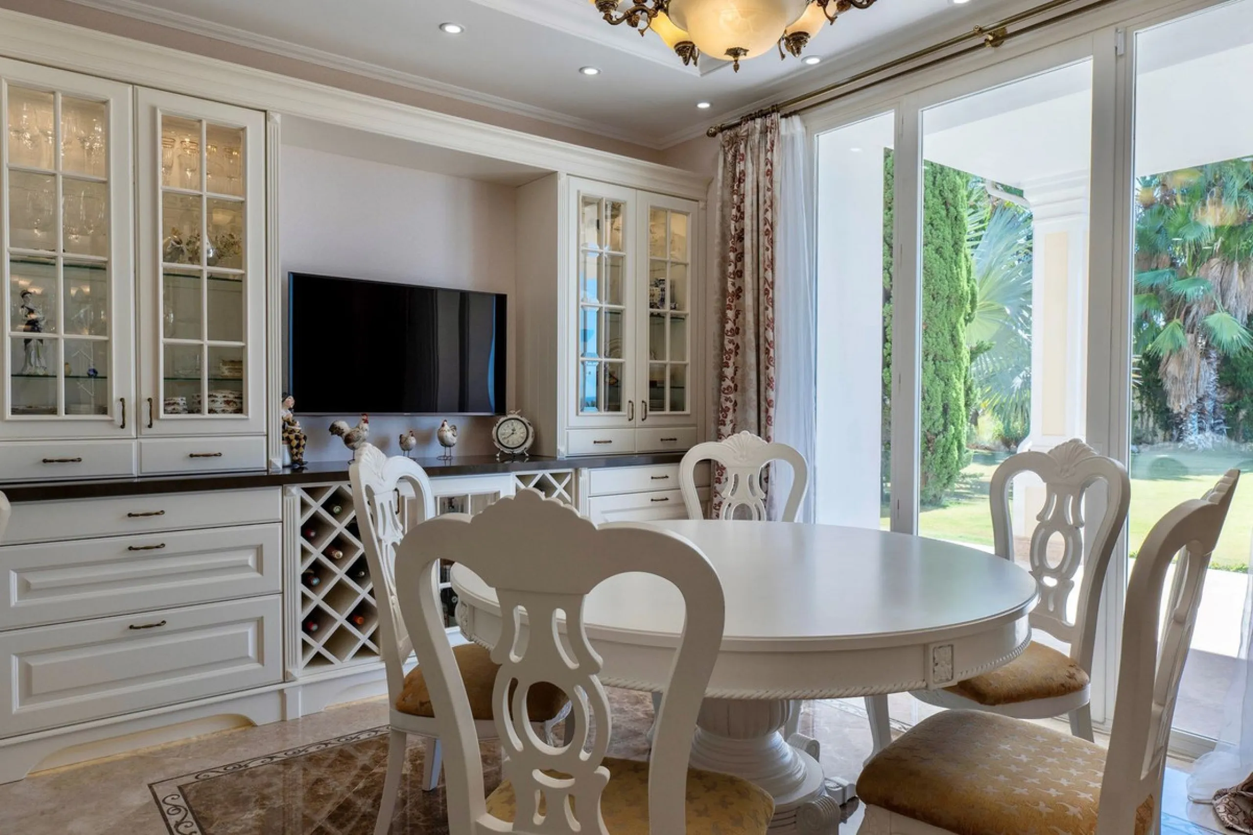 Set in the exclusive residential area of El Rosario, this stunning villa offers a perfect blend of elegance, comfort, and breathtaking views. With a spacious layout and refined design, the home provides the ideal setting for a luxurious Mediterranean life