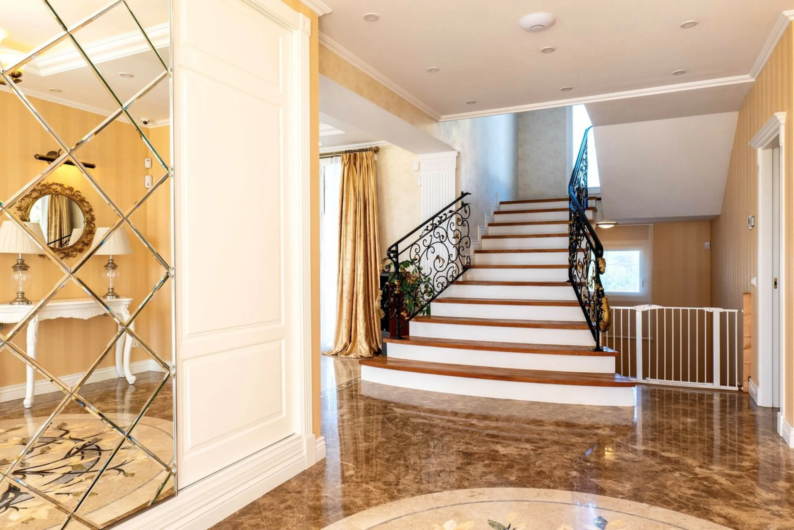 Set in the exclusive residential area of El Rosario, this stunning villa offers a perfect blend of elegance, comfort, and breathtaking views. With a spacious layout and refined design, the home provides the ideal setting for a luxurious Mediterranean life