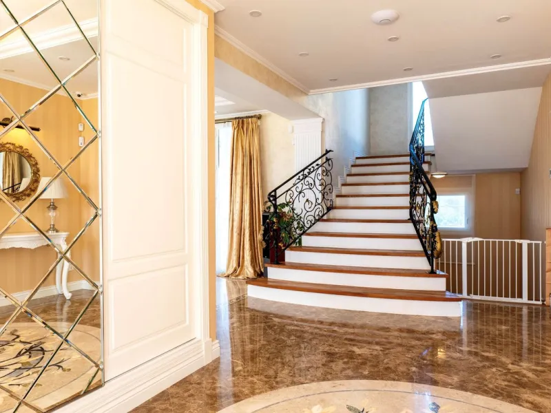 Set in the exclusive residential area of El Rosario, this stunning villa offers a perfect blend of elegance, comfort, and breathtaking views. With a spacious layout and refined design, the home provides the ideal setting for a luxurious Mediterranean life