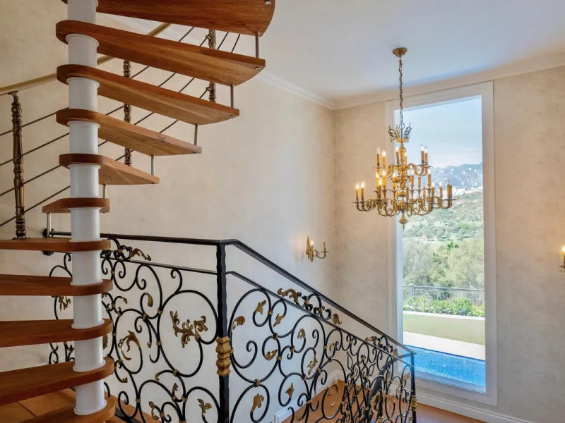 Set in the exclusive residential area of El Rosario, this stunning villa offers a perfect blend of elegance, comfort, and breathtaking views. With a spacious layout and refined design, the home provides the ideal setting for a luxurious Mediterranean life