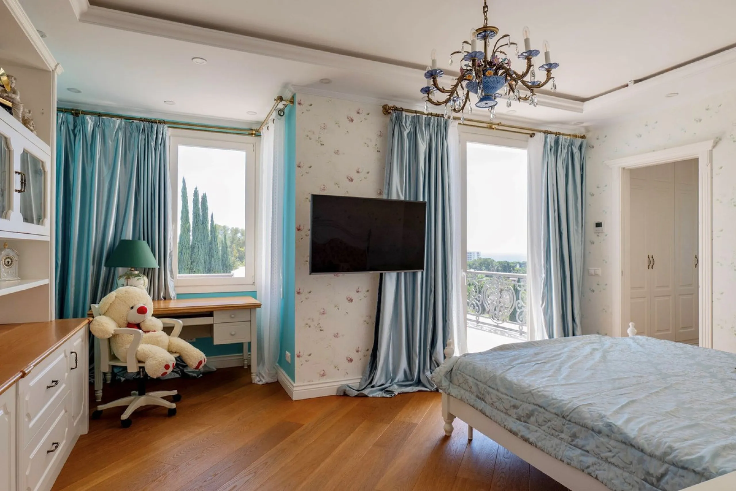 Set in the exclusive residential area of El Rosario, this stunning villa offers a perfect blend of elegance, comfort, and breathtaking views. With a spacious layout and refined design, the home provides the ideal setting for a luxurious Mediterranean life