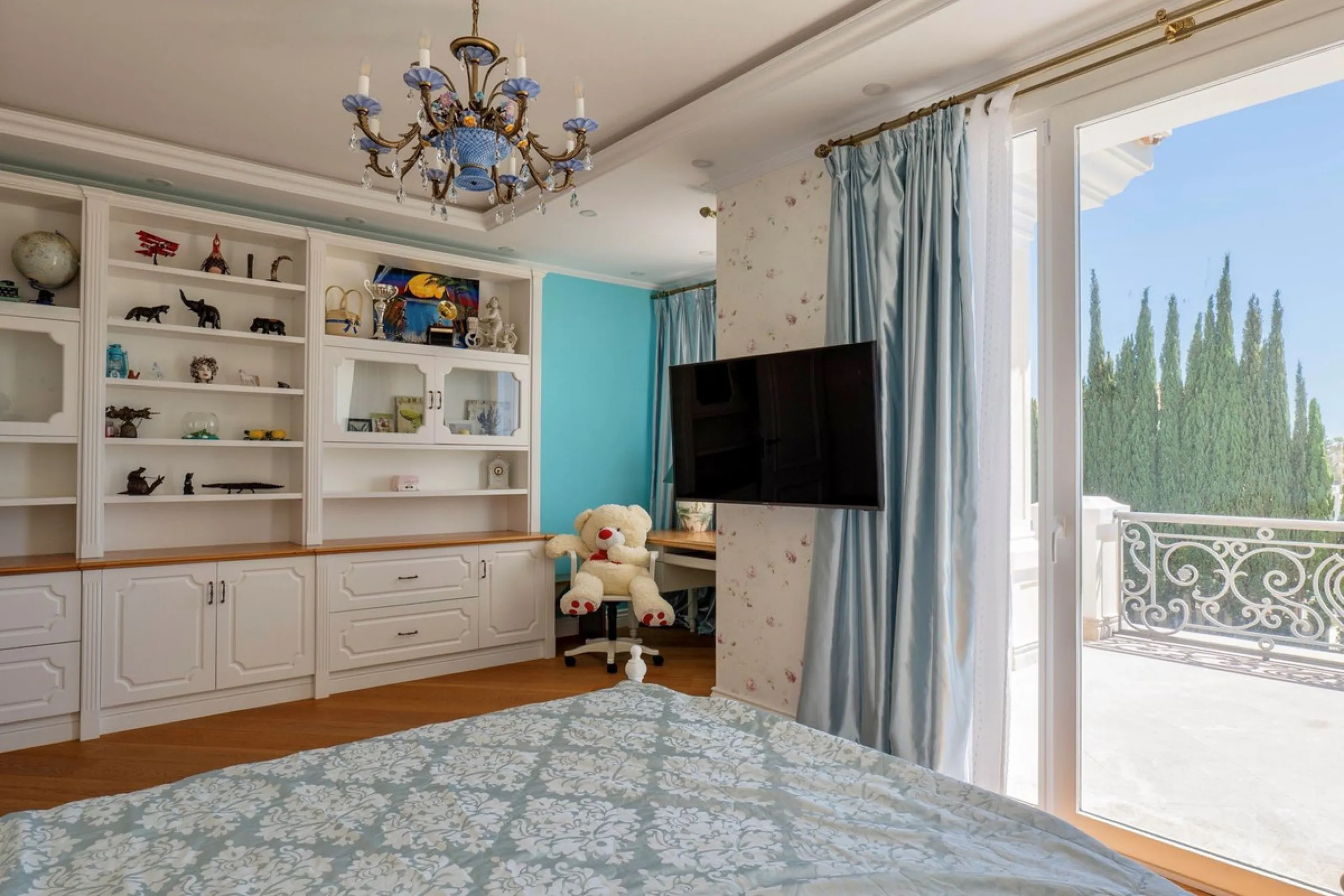 Set in the exclusive residential area of El Rosario, this stunning villa offers a perfect blend of elegance, comfort, and breathtaking views. With a spacious layout and refined design, the home provides the ideal setting for a luxurious Mediterranean life