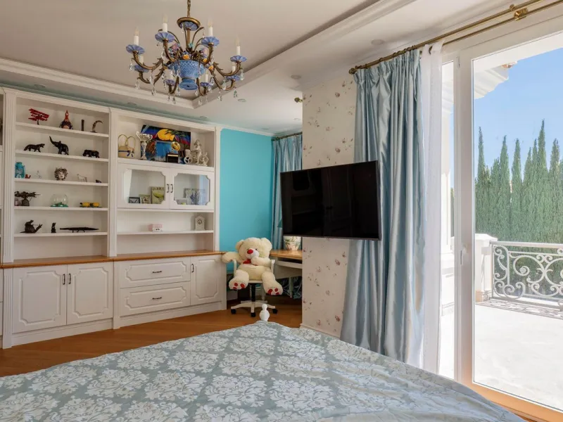 Set in the exclusive residential area of El Rosario, this stunning villa offers a perfect blend of elegance, comfort, and breathtaking views. With a spacious layout and refined design, the home provides the ideal setting for a luxurious Mediterranean life