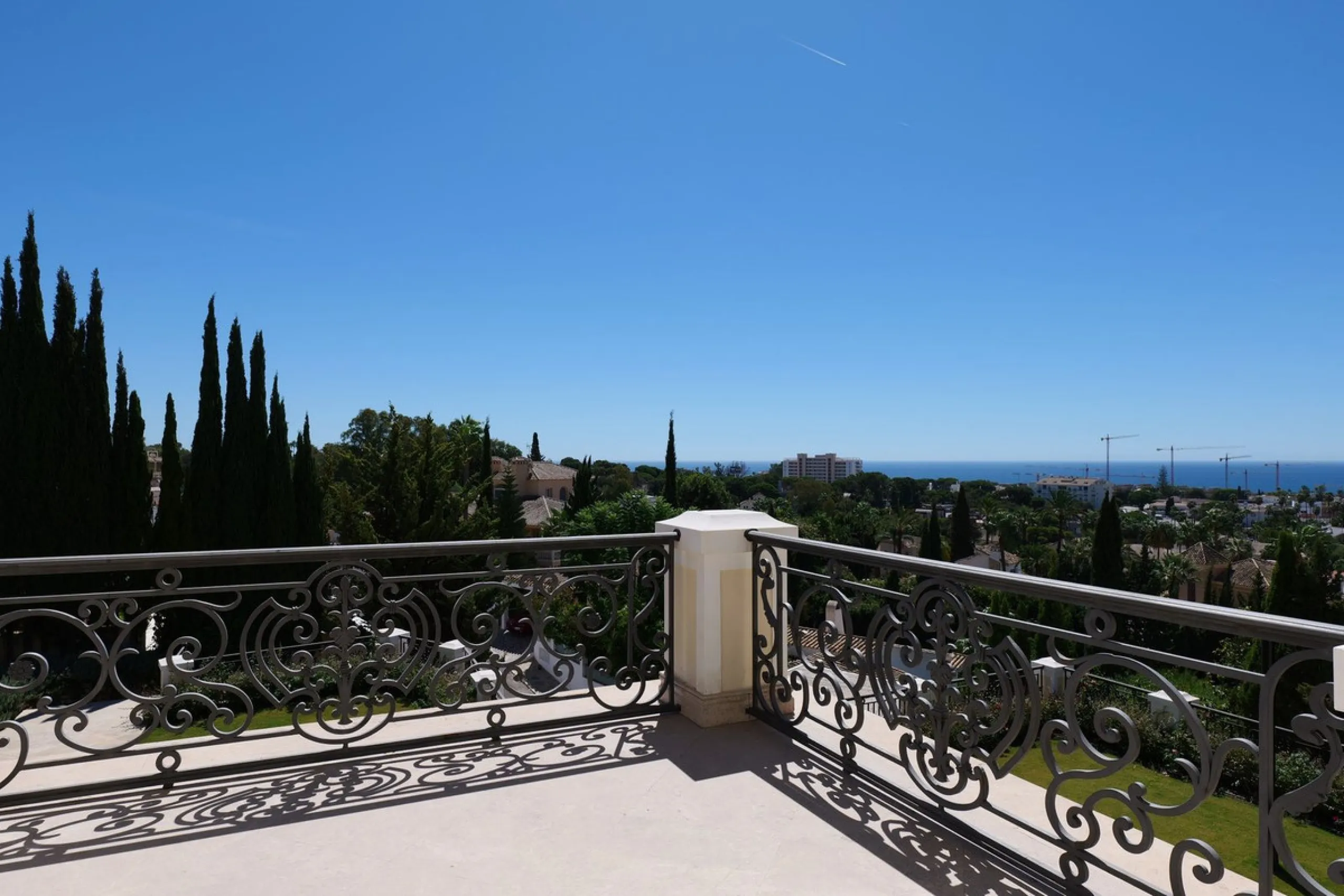 Set in the exclusive residential area of El Rosario, this stunning villa offers a perfect blend of elegance, comfort, and breathtaking views. With a spacious layout and refined design, the home provides the ideal setting for a luxurious Mediterranean life