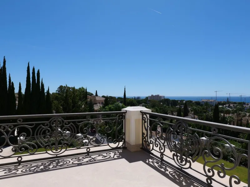 Set in the exclusive residential area of El Rosario, this stunning villa offers a perfect blend of elegance, comfort, and breathtaking views. With a spacious layout and refined design, the home provides the ideal setting for a luxurious Mediterranean life