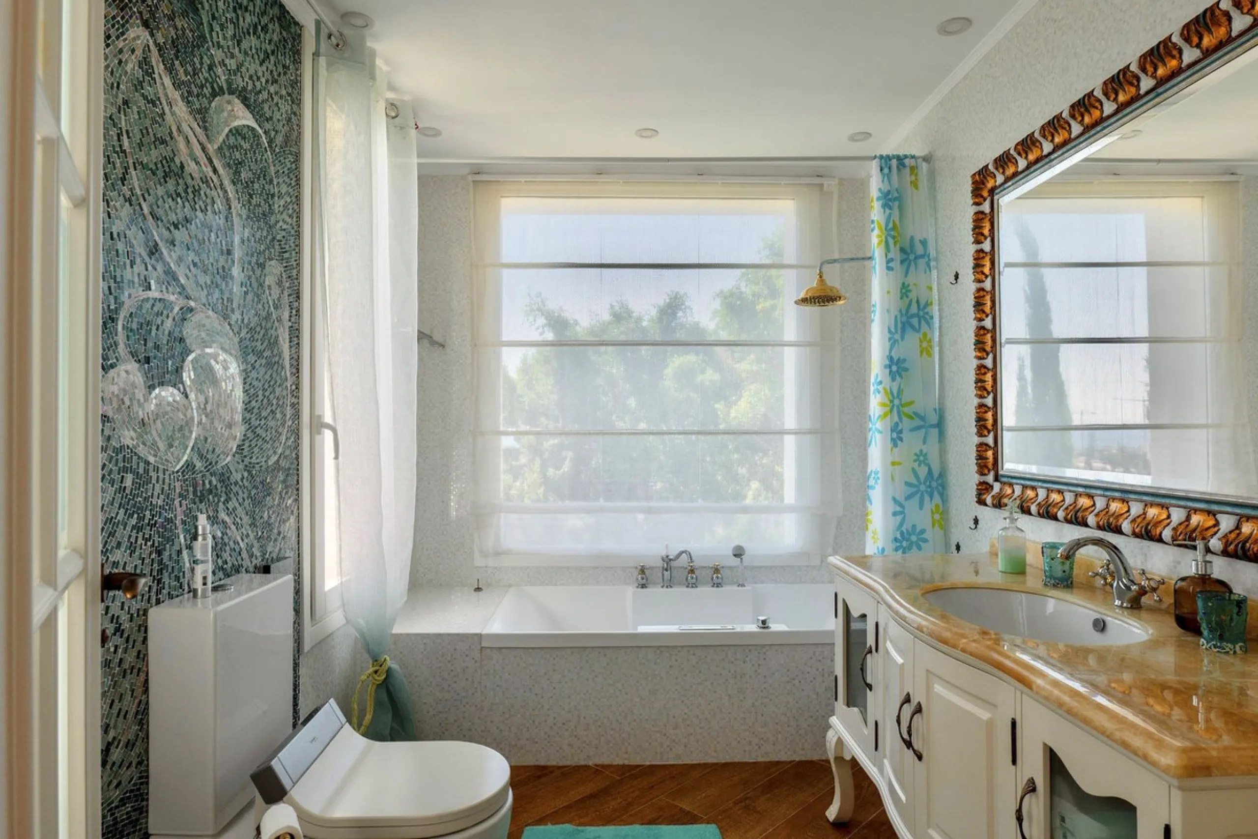 Set in the exclusive residential area of El Rosario, this stunning villa offers a perfect blend of elegance, comfort, and breathtaking views. With a spacious layout and refined design, the home provides the ideal setting for a luxurious Mediterranean life