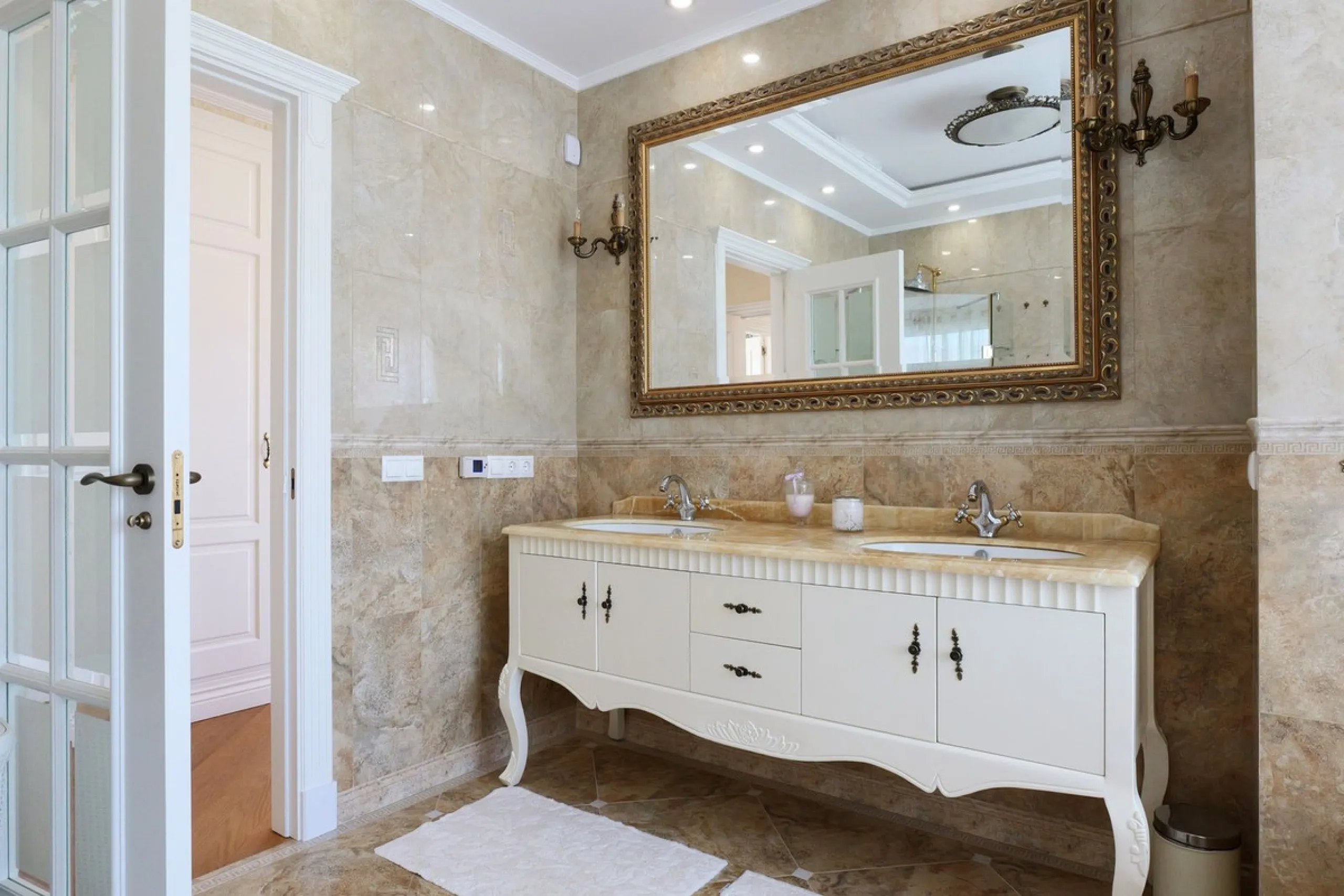 Set in the exclusive residential area of El Rosario, this stunning villa offers a perfect blend of elegance, comfort, and breathtaking views. With a spacious layout and refined design, the home provides the ideal setting for a luxurious Mediterranean life
