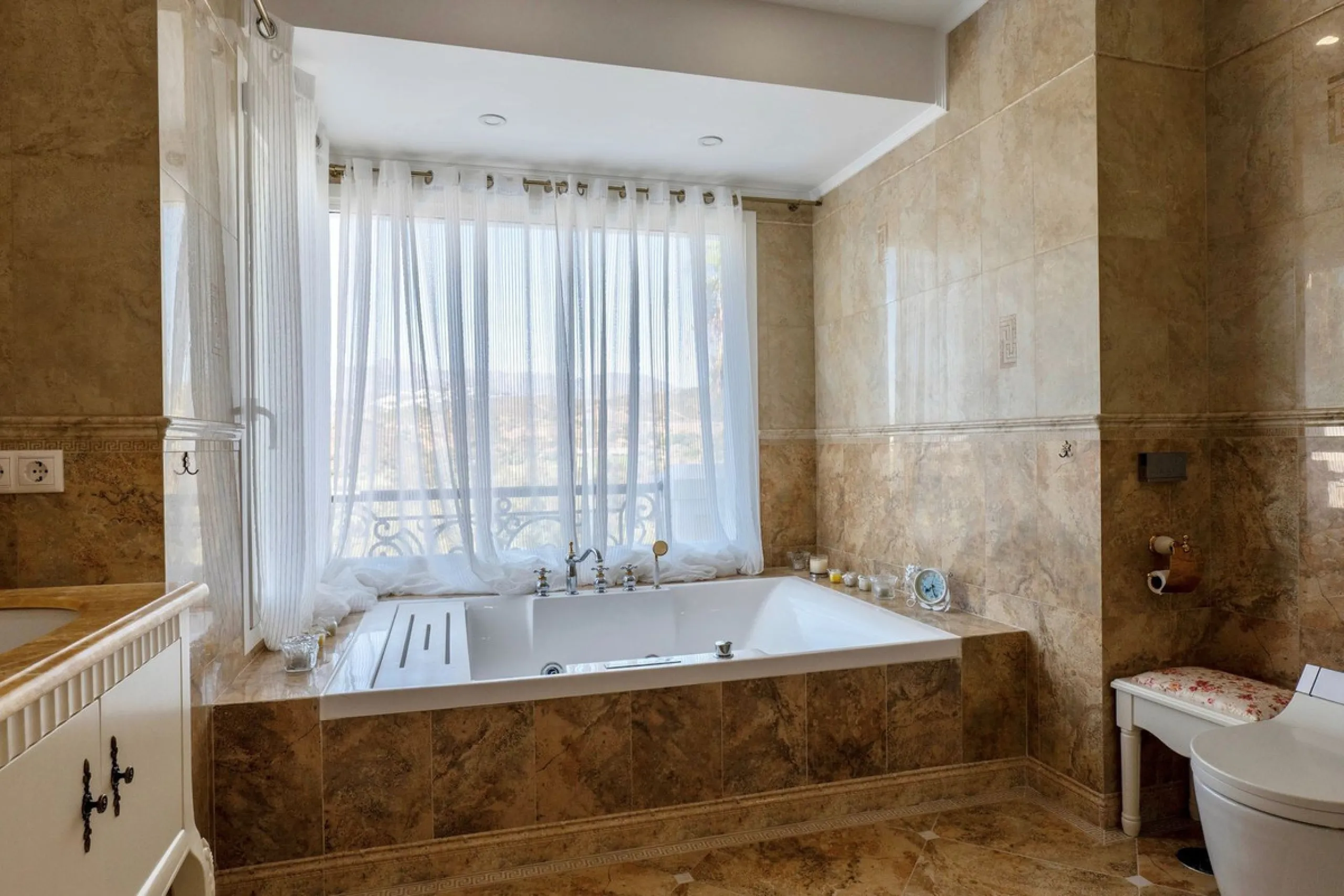 Set in the exclusive residential area of El Rosario, this stunning villa offers a perfect blend of elegance, comfort, and breathtaking views. With a spacious layout and refined design, the home provides the ideal setting for a luxurious Mediterranean life