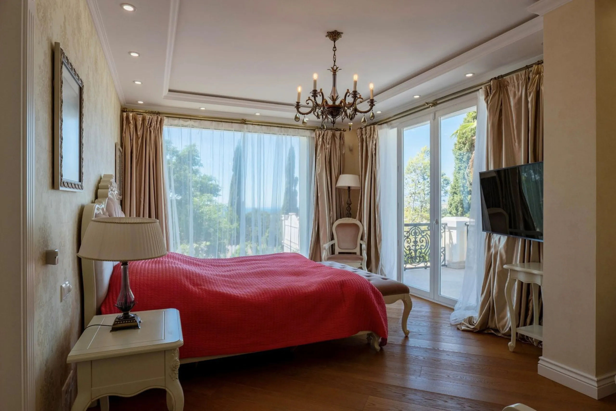 Set in the exclusive residential area of El Rosario, this stunning villa offers a perfect blend of elegance, comfort, and breathtaking views. With a spacious layout and refined design, the home provides the ideal setting for a luxurious Mediterranean life