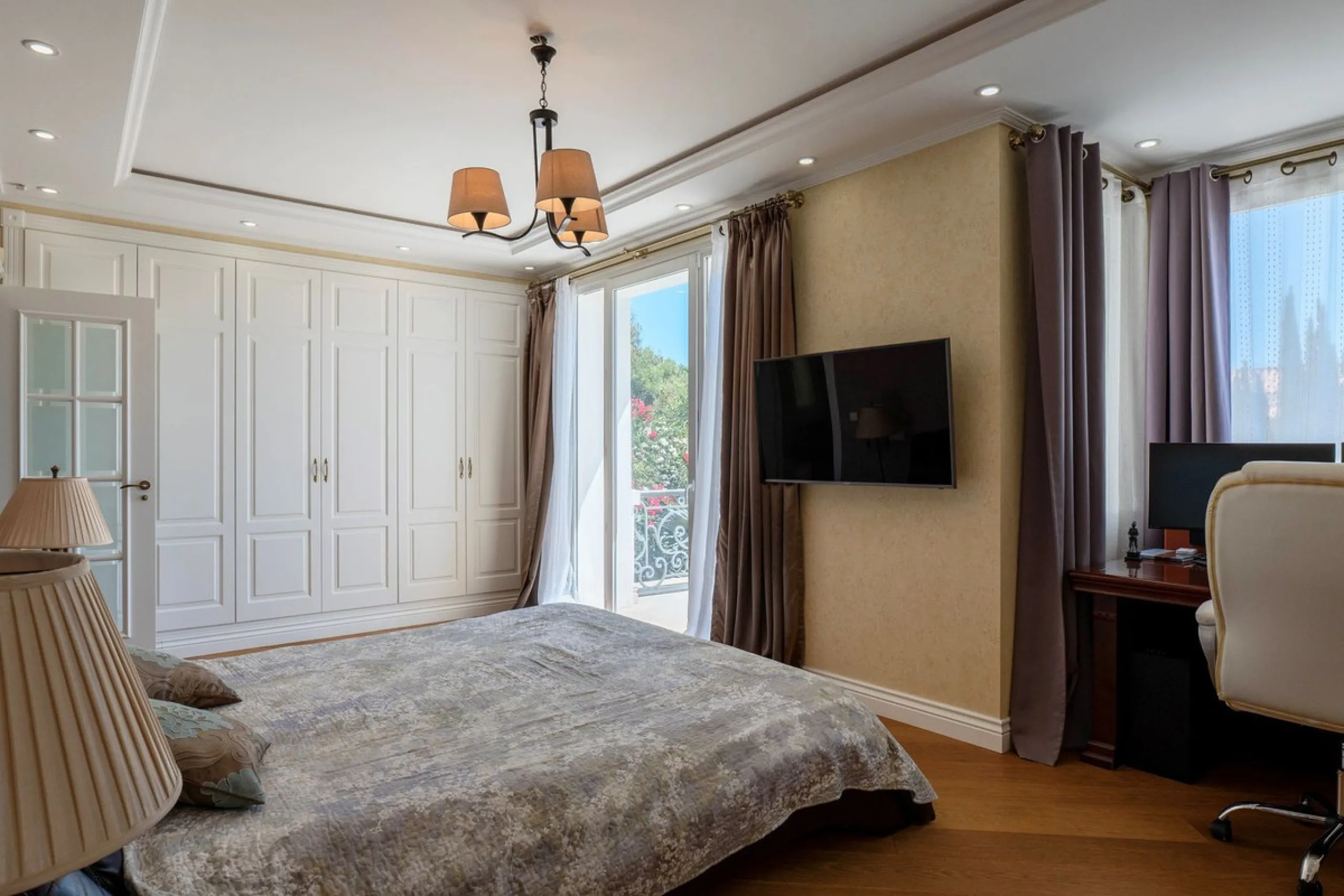 Set in the exclusive residential area of El Rosario, this stunning villa offers a perfect blend of elegance, comfort, and breathtaking views. With a spacious layout and refined design, the home provides the ideal setting for a luxurious Mediterranean life