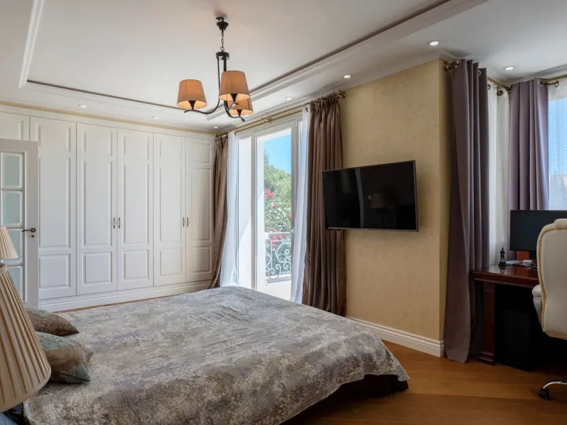 Set in the exclusive residential area of El Rosario, this stunning villa offers a perfect blend of elegance, comfort, and breathtaking views. With a spacious layout and refined design, the home provides the ideal setting for a luxurious Mediterranean life