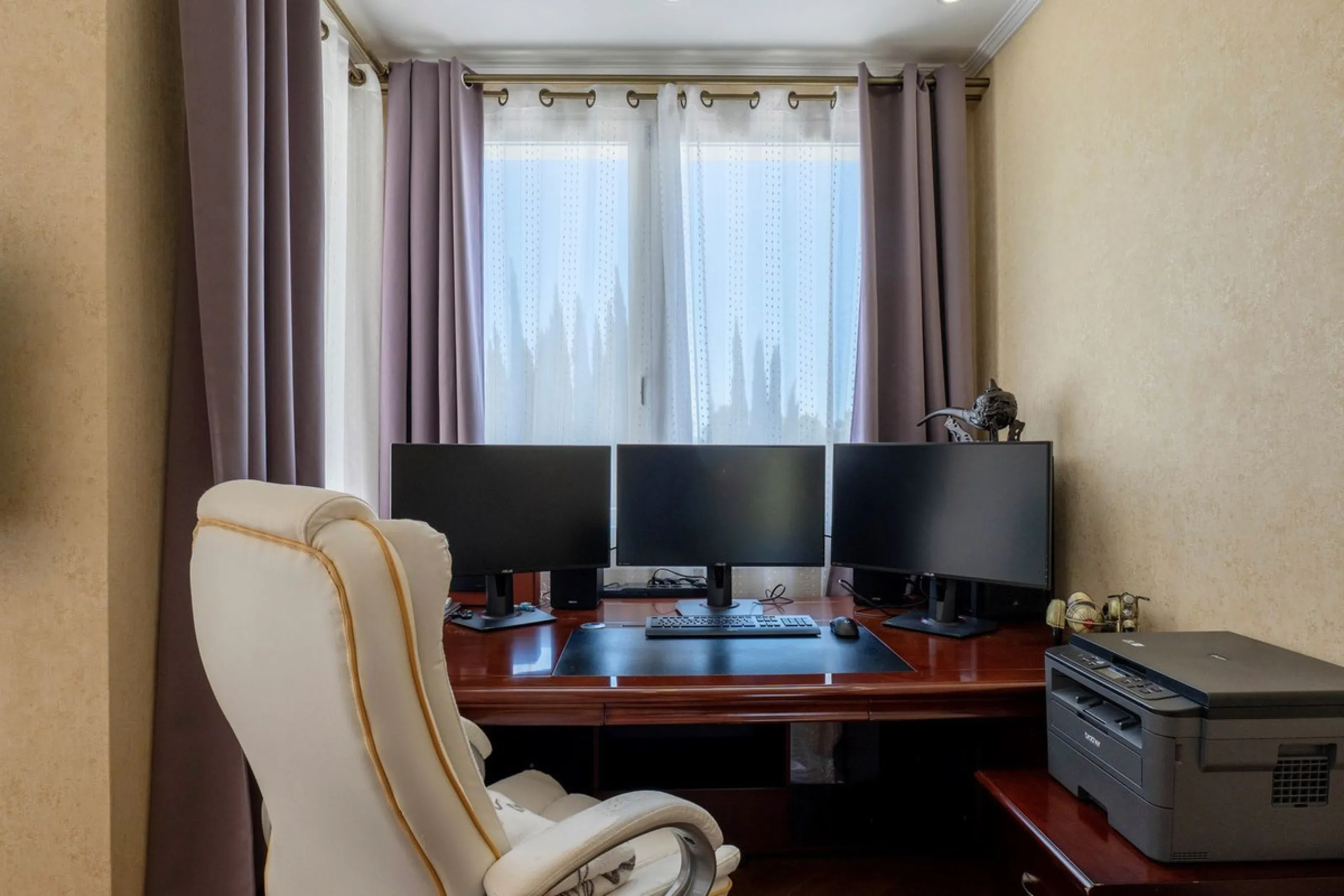 Set in the exclusive residential area of El Rosario, this stunning villa offers a perfect blend of elegance, comfort, and breathtaking views. With a spacious layout and refined design, the home provides the ideal setting for a luxurious Mediterranean life