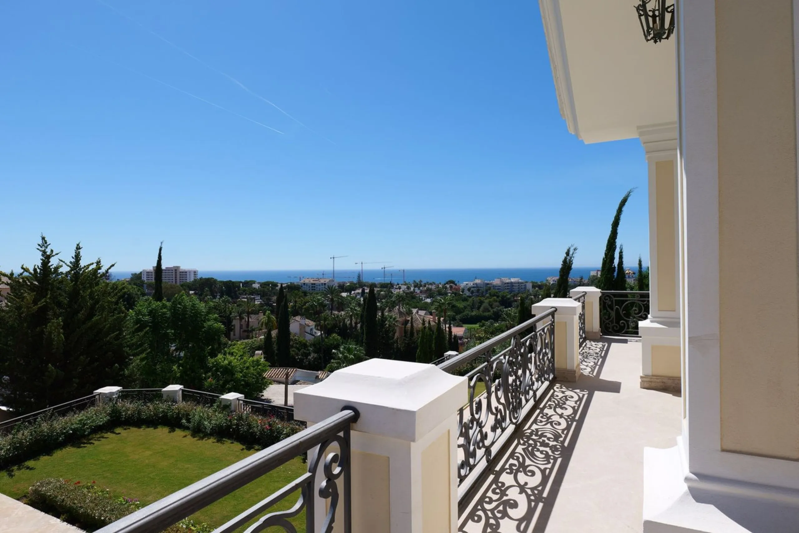 Set in the exclusive residential area of El Rosario, this stunning villa offers a perfect blend of elegance, comfort, and breathtaking views. With a spacious layout and refined design, the home provides the ideal setting for a luxurious Mediterranean life