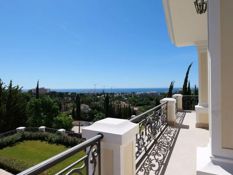 Set in the exclusive residential area of El Rosario, this stunning villa offers a perfect blend of elegance, comfort, and breathtaking views. With a spacious layout and refined design, the home provides the ideal setting for a luxurious Mediterranean life