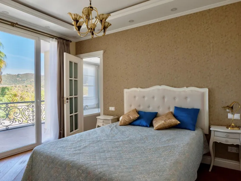 Set in the exclusive residential area of El Rosario, this stunning villa offers a perfect blend of elegance, comfort, and breathtaking views. With a spacious layout and refined design, the home provides the ideal setting for a luxurious Mediterranean life