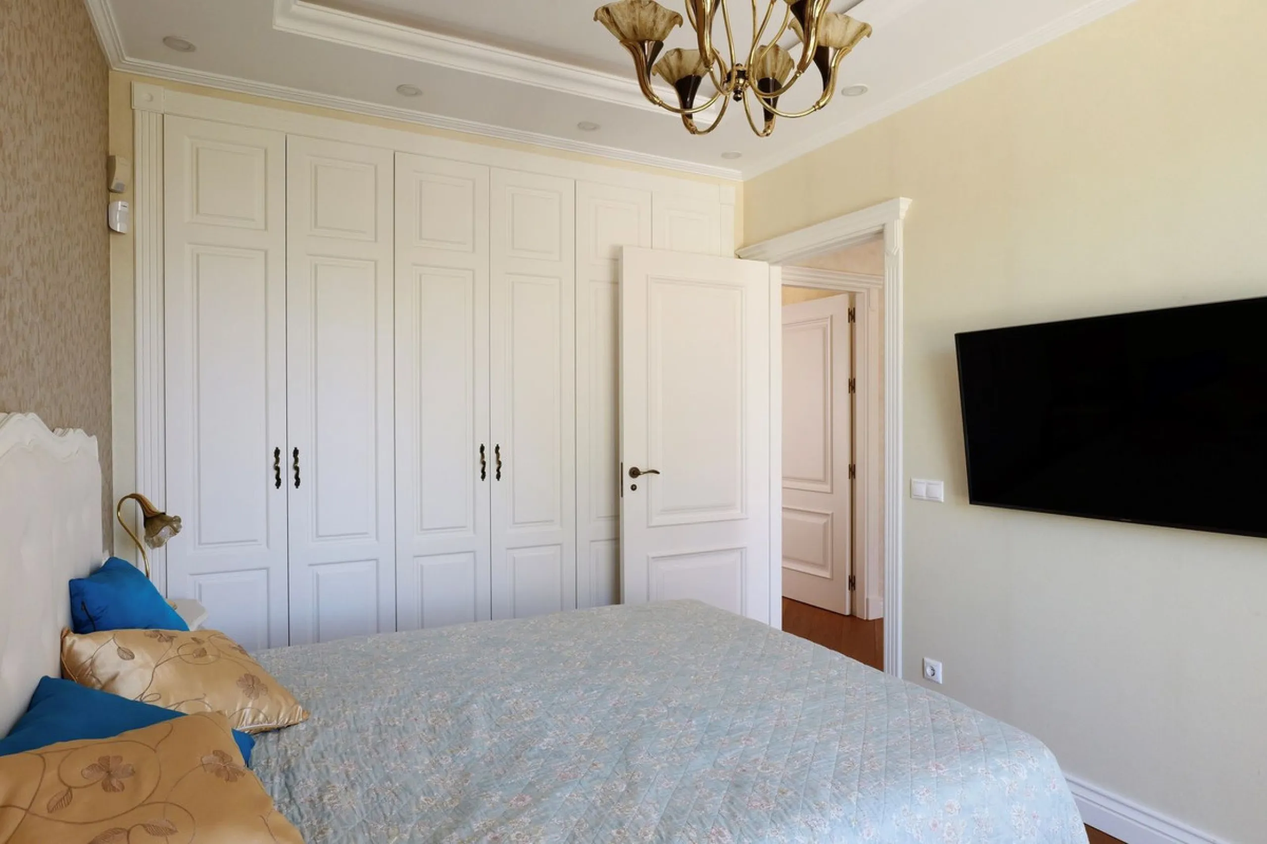Set in the exclusive residential area of El Rosario, this stunning villa offers a perfect blend of elegance, comfort, and breathtaking views. With a spacious layout and refined design, the home provides the ideal setting for a luxurious Mediterranean life