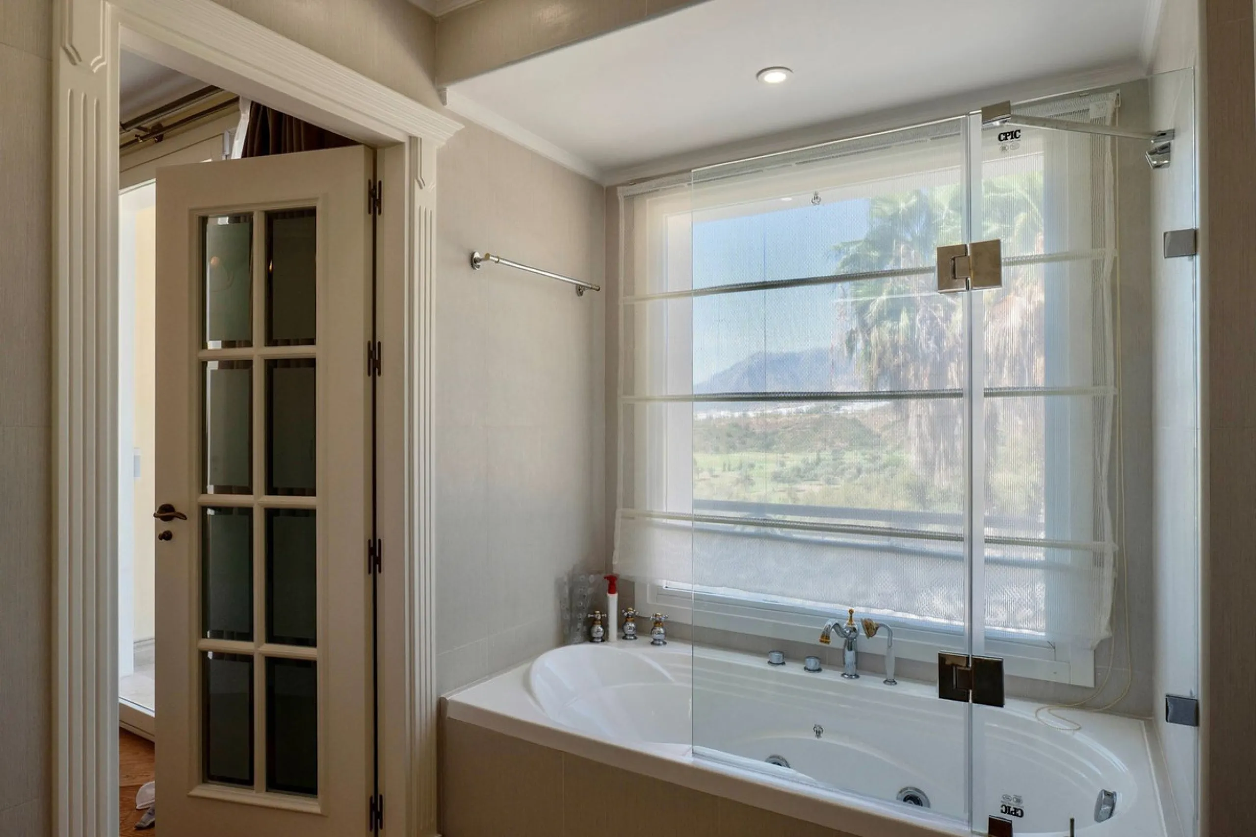 Set in the exclusive residential area of El Rosario, this stunning villa offers a perfect blend of elegance, comfort, and breathtaking views. With a spacious layout and refined design, the home provides the ideal setting for a luxurious Mediterranean life