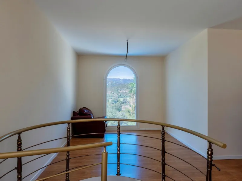 Set in the exclusive residential area of El Rosario, this stunning villa offers a perfect blend of elegance, comfort, and breathtaking views. With a spacious layout and refined design, the home provides the ideal setting for a luxurious Mediterranean life
