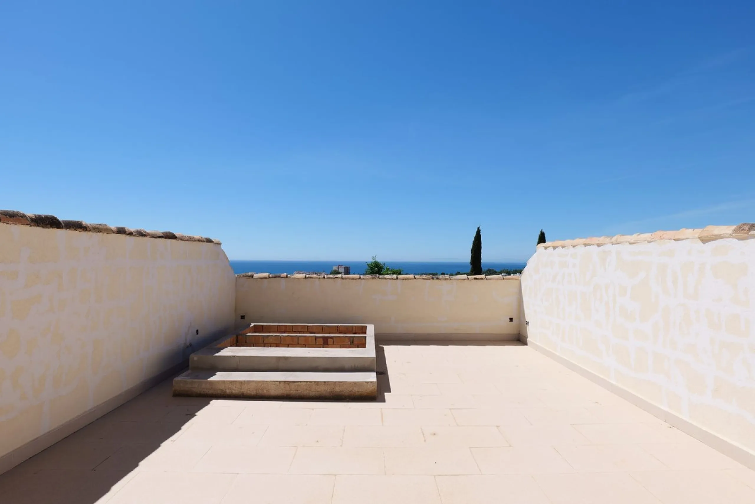Set in the exclusive residential area of El Rosario, this stunning villa offers a perfect blend of elegance, comfort, and breathtaking views. With a spacious layout and refined design, the home provides the ideal setting for a luxurious Mediterranean life