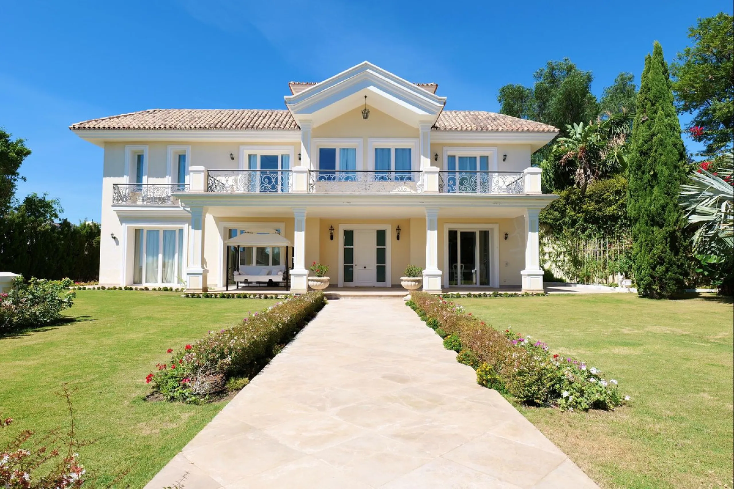 Set in the exclusive residential area of El Rosario, this stunning villa offers a perfect blend of elegance, comfort, and breathtaking views. With a spacious layout and refined design, the home provides the ideal setting for a luxurious Mediterranean life