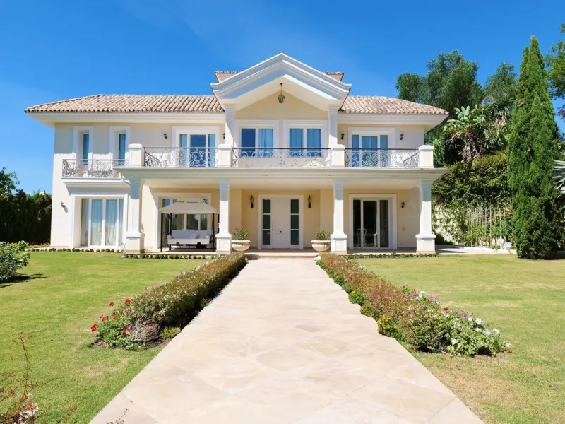Set in the exclusive residential area of El Rosario, this stunning villa offers a perfect blend of elegance, comfort, and breathtaking views. With a spacious layout and refined design, the home provides the ideal setting for a luxurious Mediterranean life